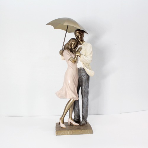 Valentine Love Couple With Umbrella Statue Showpiece