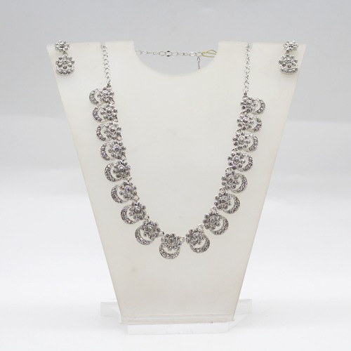 Dazzling Flowers Design Diamond Necklace Set With Earrings