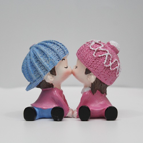 Magnetic Kissing Couple Showpiece