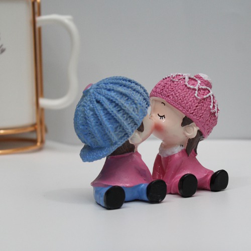 Magnetic Kissing Couple Showpiece