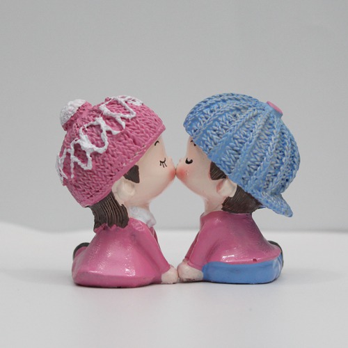 Magnetic Kissing Couple Showpiece