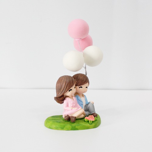 Resin Couple Showpiece With Balloon