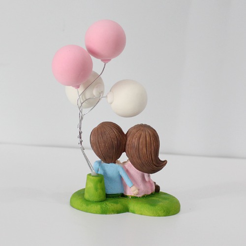 Resin Couple Showpiece With Balloon