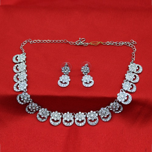 Dazzling Flowers Design Diamond Necklace Set With Earrings