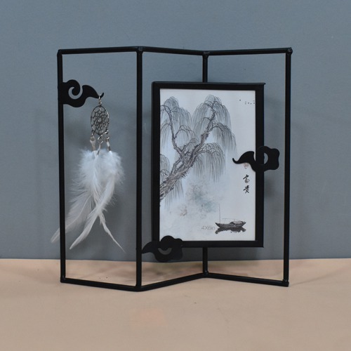 Vintage Black Metal Photo Frame with Feather Showpiece For Home & Office Decor ( Photo Size : 6 x 4 inches)