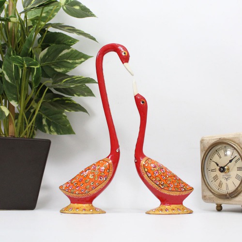 Metal Multicoloured Handicraft Pair Of Kissing Duck Decorative Showpiece For Home Decor